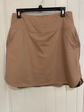 Pinspark large tan skort with pockets. NWT and 50SPF protection